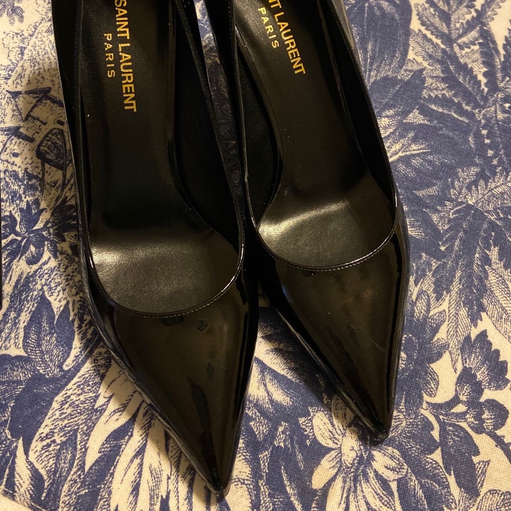 Black pumps